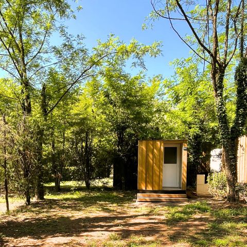 PARCELA - LUXURY 2 pers. con instalaciones sanitarias