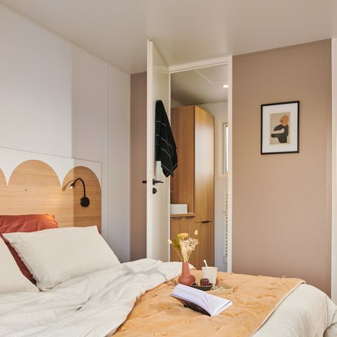 Mobilheim 6 personen - NEW // Cottage Premium 3 Zimmer - 2 Badezimmer + 2 WC + Halbüberdachte Terrasse + Klimaanlage + TV