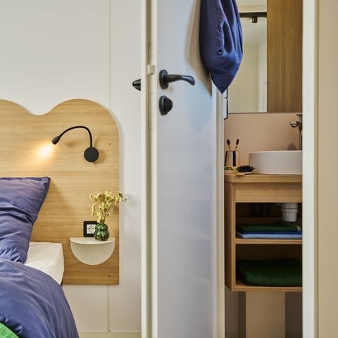 Mobilheim 6 personen - NEW // Cottage Premium 3 Zimmer - 2 Badezimmer + 2 WC + Halbüberdachte Terrasse + Klimaanlage + TV
