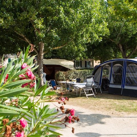 Kampeerplaats - Klassiek: tent, caravan of camper + 1 voertuig + elektriciteit