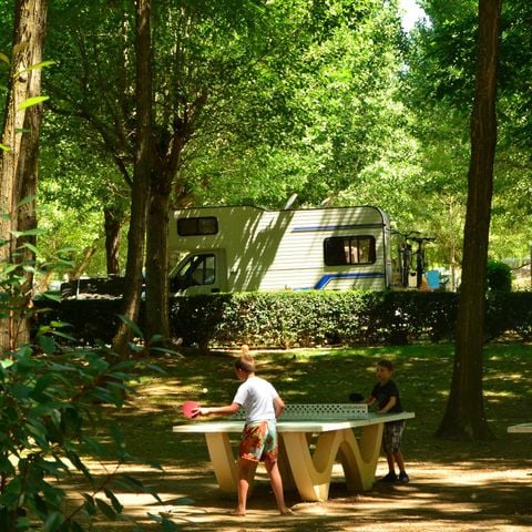 Kampeerplaats - Paradis : tent, caravan of camper + 1 voertuig + elektriciteit