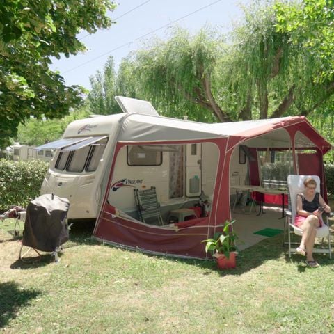 Kampeerplaats - Premium: tent, caravan of camper + 1 voertuig + elektriciteit