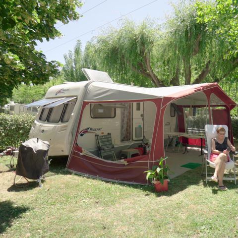 EMPLACEMENT - Premium : tente, caravane ou camping-car + 1 véhicule + électricité