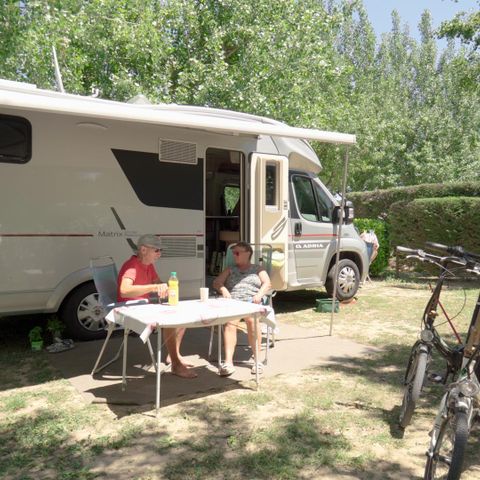 Kampeerplaats - Premium: tent, caravan of camper + 1 voertuig + elektriciteit