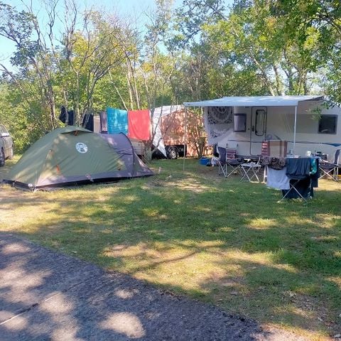 Kampeerplaats - Caravan tent comfort pakket + auto + elektriciteit