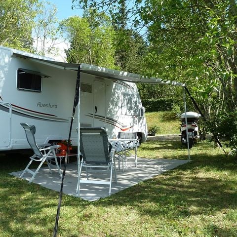 Kampeerplaats - Caravan tent comfort pakket + auto + elektriciteit