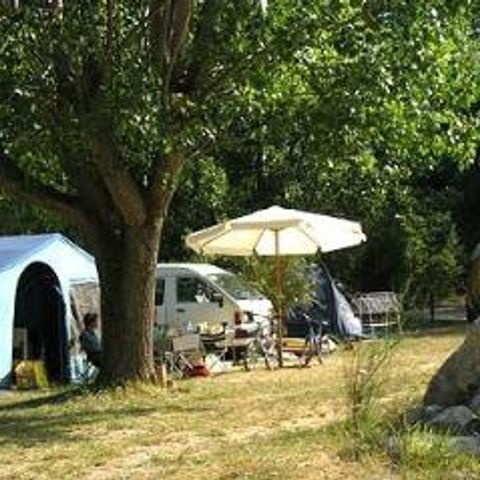 PARCELA - Parcela: coche + tienda + 1 remolque / caravana o autocaravana