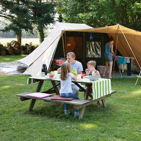 Tent 6 persons - Equipped with Waard without sanitary facilities