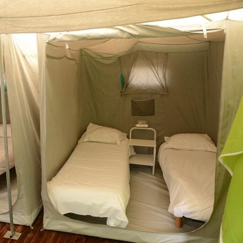 Glampingtent 4 personen - Bungalowtent (2 kamers, 21m²) - Zonder sanitair (geen WC, geen badkamer)