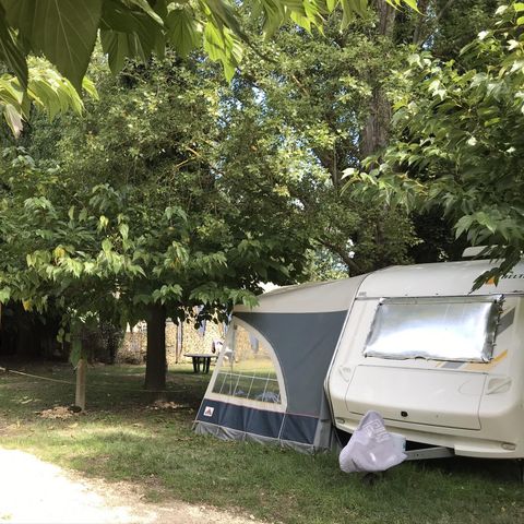 Kampeerplaats - 1 camper + 10A elektriciteit