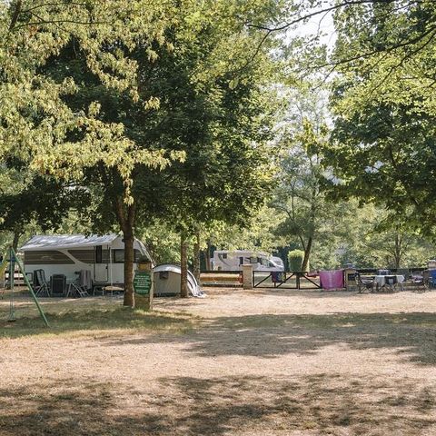 EMPLACEMENT - Emplacement + 1 voiture + tente, caravane ou camping-car