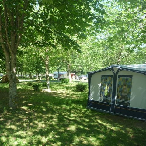 EMPLACEMENT - Forfait Confort : tente, caravane ou camping-car, électricité (80-100m²)