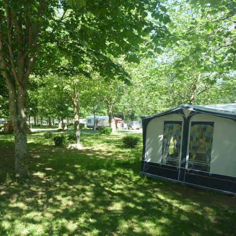 Kampeerplaats - Comfort pakket 80-100m²: tent, caravan of camper, elektriciteit 2/6 pers.