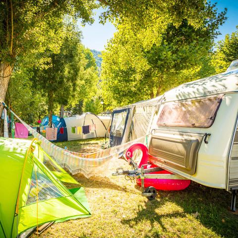 EMPLACEMENT - Forfait Confort : tente, caravane ou camping-car, électricité (80-100m²)