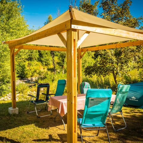 Kampeerplaats - Grand Confort pakket 100/115m² : tent, caravan of camper, elektriciteit - pergola 2/6 pers