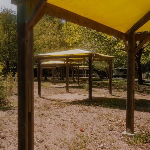 Pitch - Grand Confort package 100/115m² : tent - Caravan or motor home - Electricity - Pergola 2/6 pers