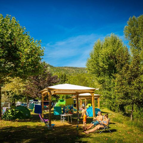 Kampeerplaats - Grand Confort pakket 100/115m² : tent, caravan of camper, elektriciteit - pergola 2/6 pers