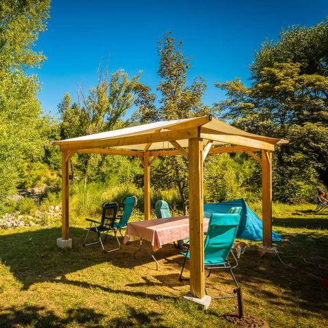 Kampeerplaats - Grand Confort pakket 100/115m² : tent, caravan of camper, elektriciteit - pergola 2/6 pers