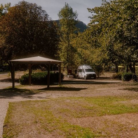Emplacement - Forfait Grand Confort 100/115m² : tente - Caravane ou camping-car - Électricité - Pergola 2/6 pers