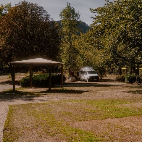 Kampeerplaats - Grand Confort pakket 100/115m² : tent - Caravan of camper - Elektriciteit - Pergola 2/6 pers