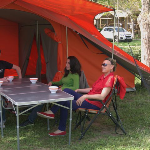 Kampeerplaats - Klaar-om-te-kamperen pakket: volledig ingerichte tent met elektriciteit