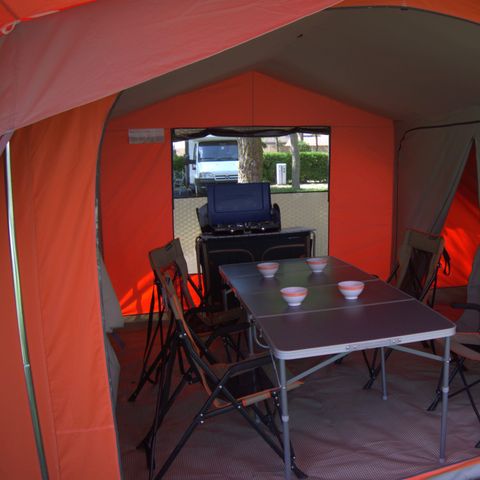 Stellplatz - Pauschale Ready to Camp: ausgestattetes Zelt mit Strom