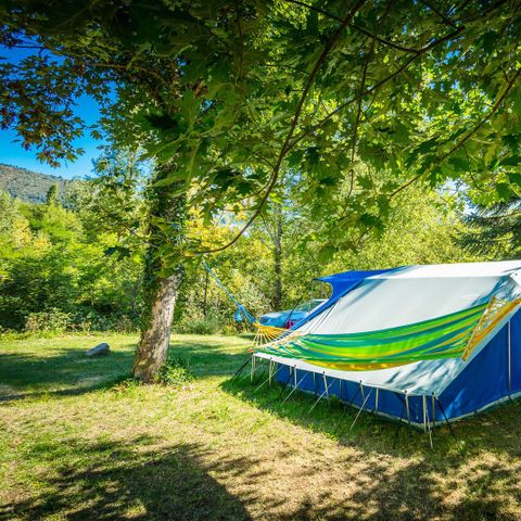 STAANPLAATS - Klaar-om-te-kamperen pakket: volledig ingerichte tent met elektriciteit
