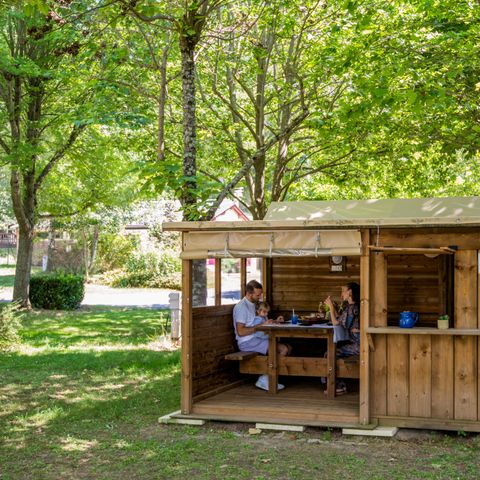 Pitch - Freecamp Guinguette package: private sanitary facilities, kitchenette, covered terrace with dining area for 2/6 people