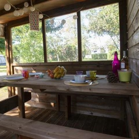EMPLACEMENT - Forfait Freecamp Guinguette : sanitaire privatif, coin cuisine, terrasse couverte avec coin repas 2/6 pers