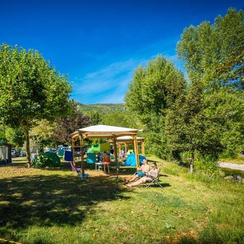Kampeerplaats - Privilege pakket aan de oever van de Tarn 125m² - Pergola 2/6 pers