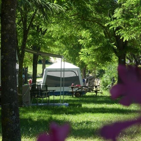 Emplacement - Tente ou Caravane ou camping car 2 pers + 1 voiture + électricité