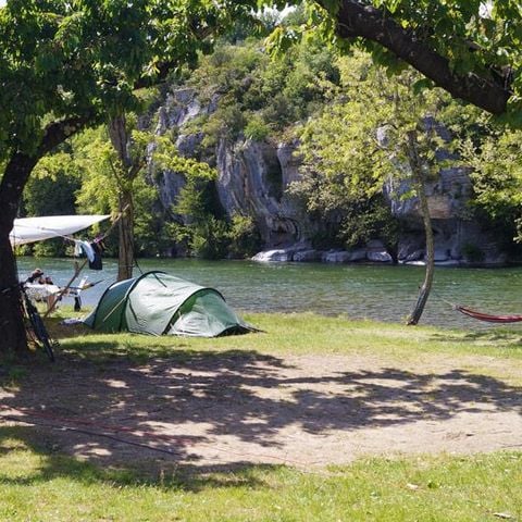 STAANPLAATS - Pakket : Standplaats voor 2 personen + 1 auto inbegrepen
