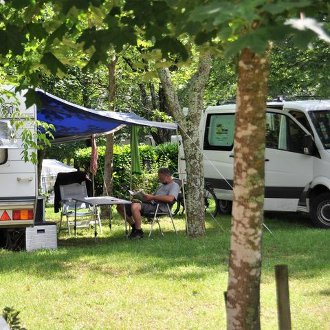 EMPLACEMENT - Emplacement Camping ( 1véhicule, 1tente/caravane)