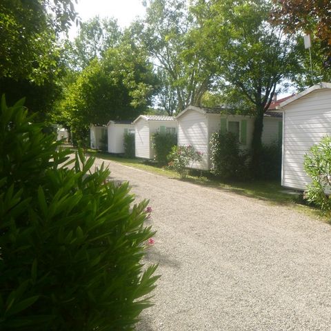 Mobilheim 4 Personen - 24m² Standard (2Sch - 4Pers.) + Strohhütte im Freien