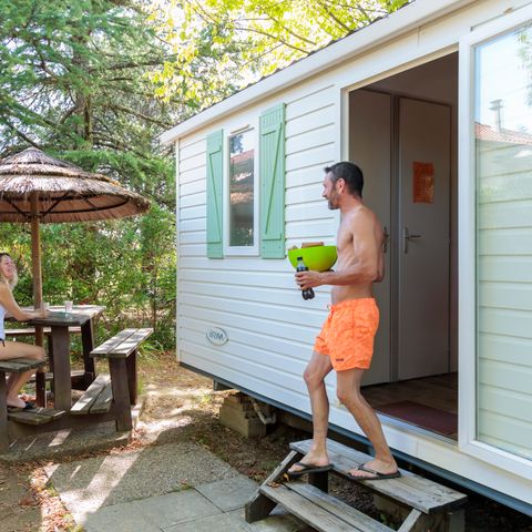 Mobilheim 4 Personen - 24m² Standard (2Sch - 4Pers.) + Strohhütte im Freien