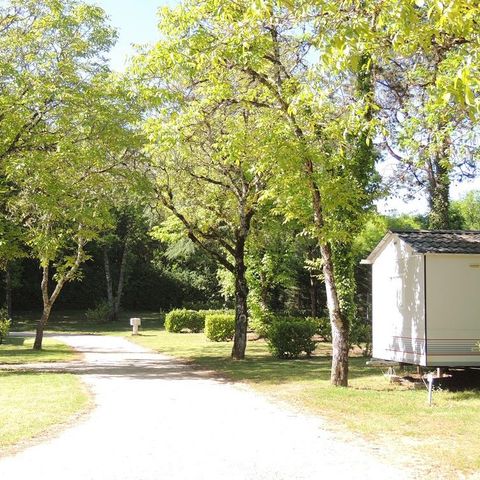 Kampeerplaats - GRAND STANDARD pakket: 1 tent, caravan of camper / 1 auto / 10A elektriciteit / 1 auto.