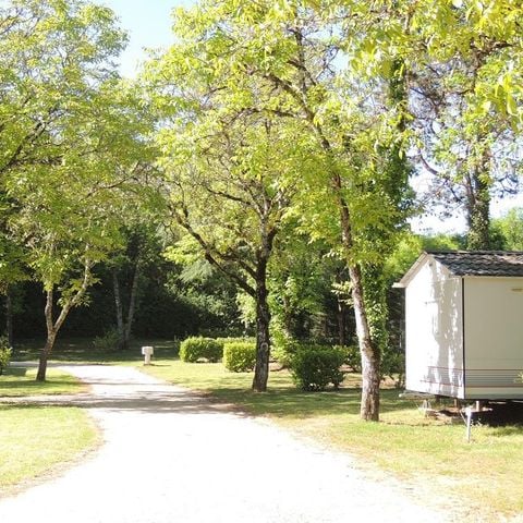 STAANPLAATS - GRAND STANDARD pakket: 1 tent, caravan of camper / 1 auto / 10A elektriciteit / 1 auto.
