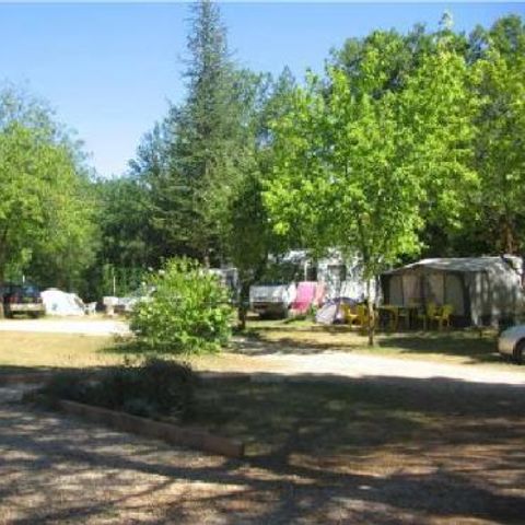 Kampeerplaats - GRAND STANDARD pakket: 1 tent, caravan of camper / 1 auto / 10A elektriciteit / 1 auto.