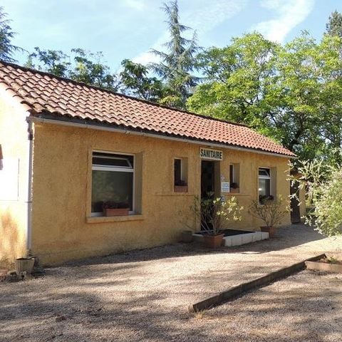 EMPLACEMENT - Forfait GRAND CONFORT : 1 tente, caravane ou camping car / 1 voiture / électricité 10A + raccordement eau et évacuation des eaux usées / n°1-2-3-4 /