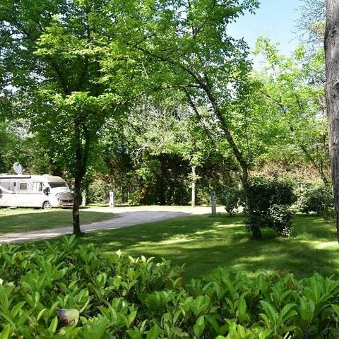 Pitch - GRAND CONFORT package: 1 tent, caravan or camper / 1 car / 10A electricity + water connection and waste water disposal / n°1-2-3-4 / /...