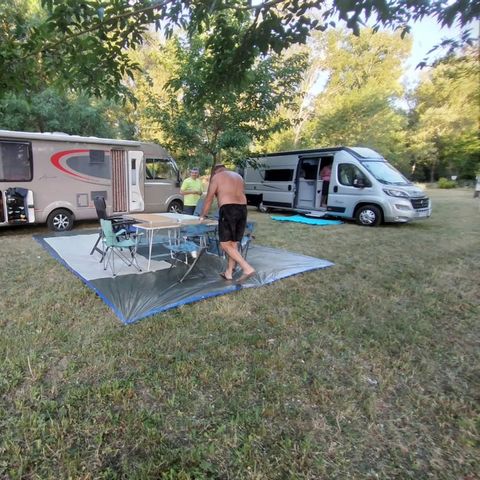 Kampeerplaats - 80m² tot ca. 200m²: auto + tent/caravan of camper
