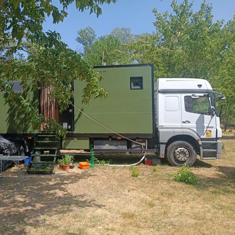EMPLACEMENT - 80m² à 200m² environ: voiture + tente/caravane ou camping-car