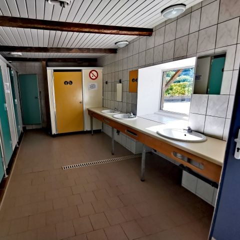 EMPLACEMENT - FORFAIT EMPLACEMENT 2 personnes + 1 véhicule + électricité + douche chaude