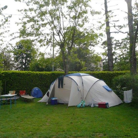 STAANPLAATS - PAKKET SITE 2 personen + 1 voertuig + elektriciteit + warme douche