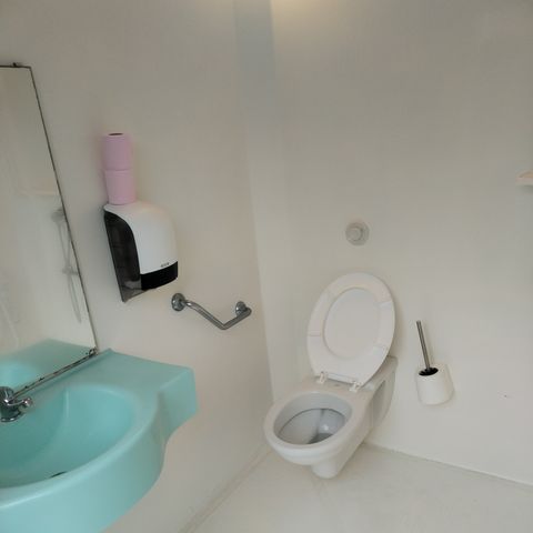 PLOT - Premium pitch: wooden terrace, picnic table and private sanitary facilities