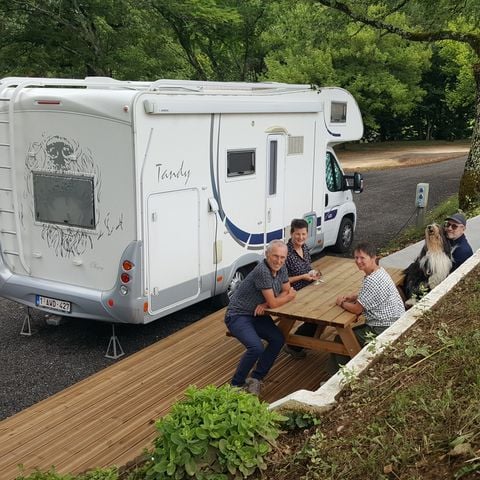 Stellplatz - Premium-Stellplatz: Holzterrasse, Picknicktisch und private Sanitäranlagen