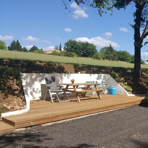 Kampeerplaats - Premium kampeerplaats: houten terras, picknicktafel en privé sanitair