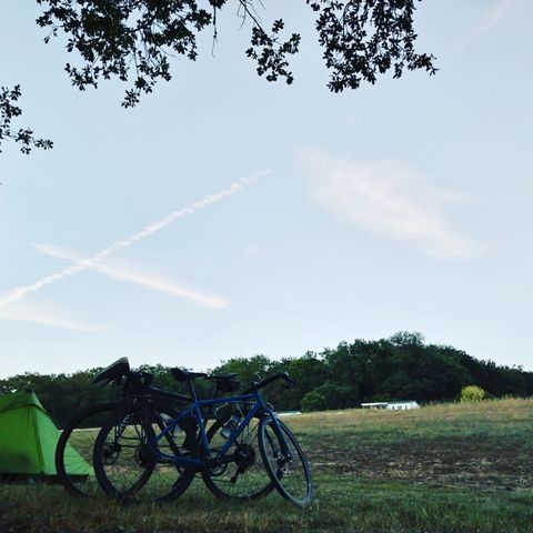 Stellplatz - Holzterrasse - Picknicktisch und private Sanitäranlagen