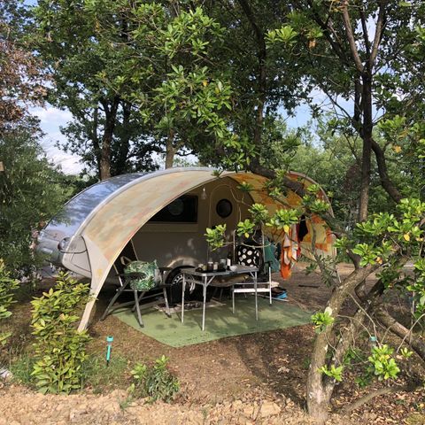 EMPLACEMENT - Emplacement Plus 60-75m² : voiture + tente/caravane ou camping-car + électricité 1 pers.