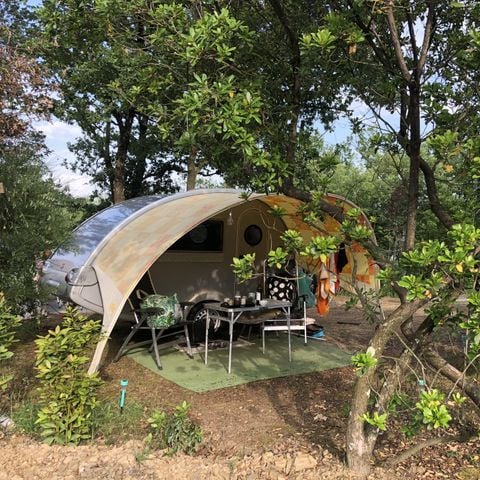 Kampeerplaats - Standplaats Plus 60-75m² : auto + tent/caravan of camper + elektriciteit 1 pers.